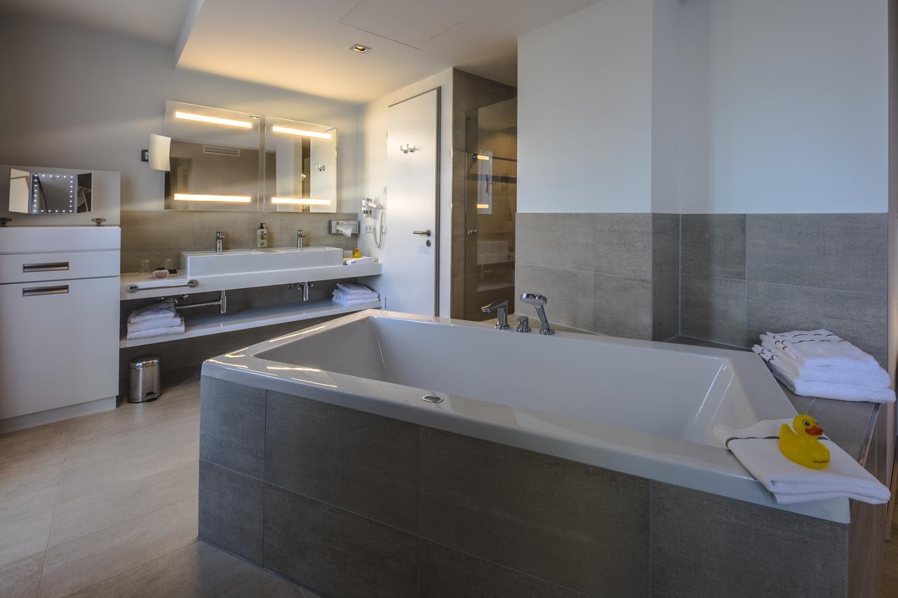 Suite with Balcony,641675247:JPEG